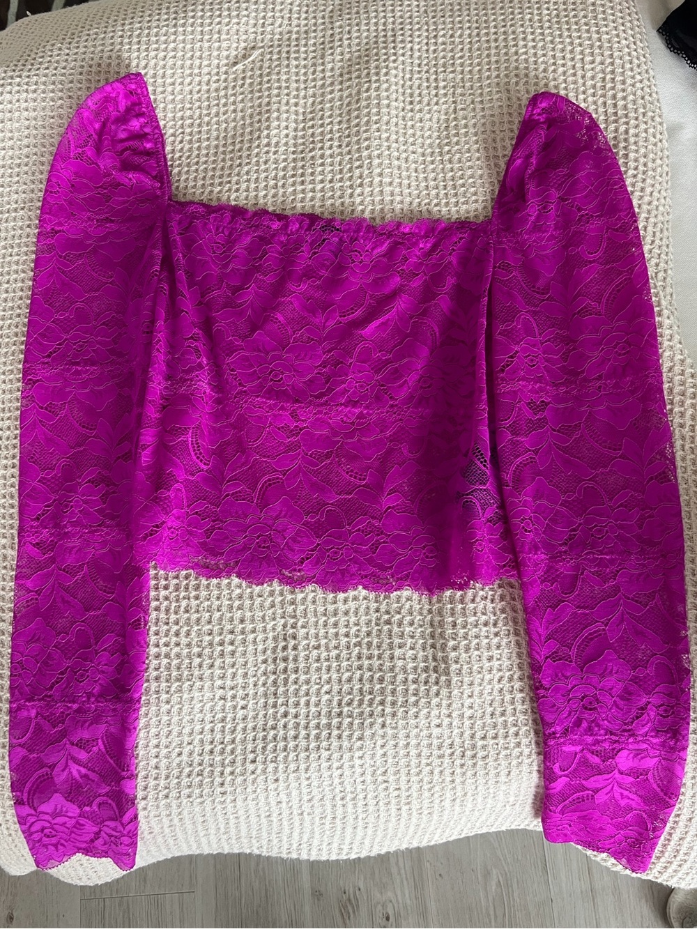 Guess Fuchsia Lace Puff-Sleeve Crop Top